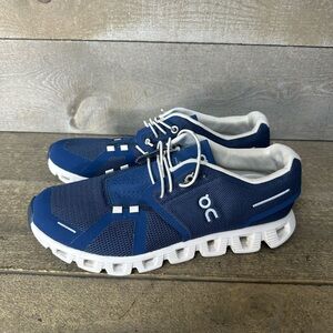 ON Cloud 5 Running Shoes Womens 8.5 Navy Blue White Swiss Sneakers No-tie